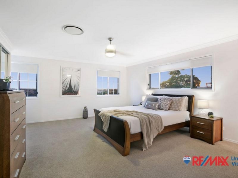 19 Pacific Close, Carindale QLD 4152