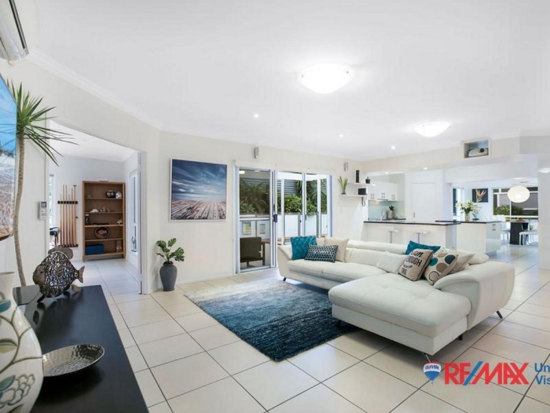19 Pacific Close, Carindale QLD 4152