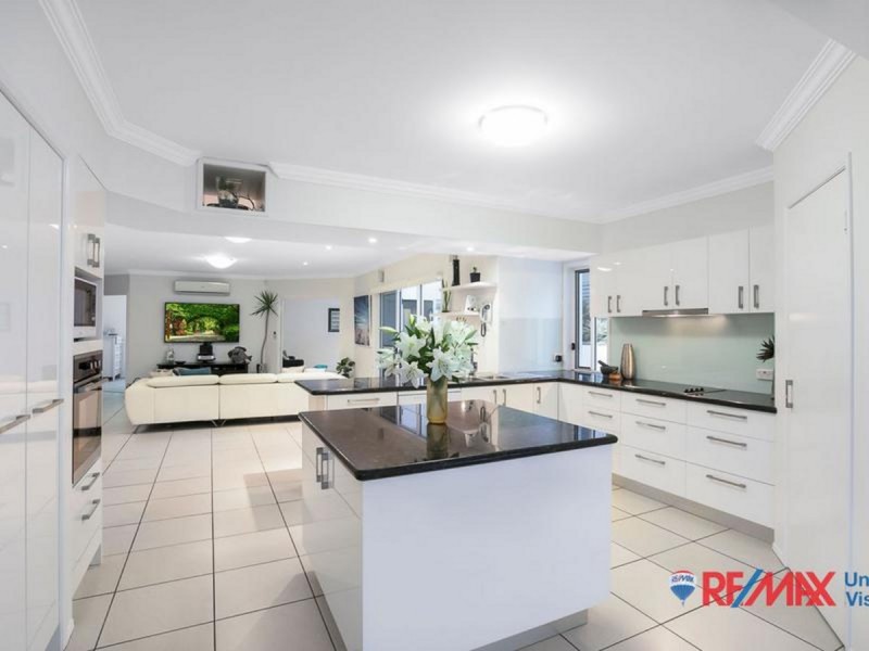 19 Pacific Close, Carindale QLD 4152