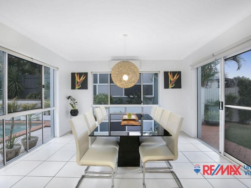 19 Pacific Close, Carindale QLD 4152