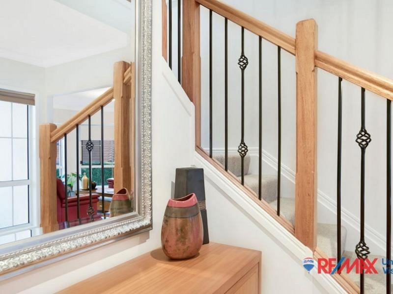 19 Pacific Close, Carindale QLD 4152