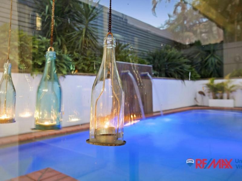 19 Pacific Close, Carindale QLD 4152