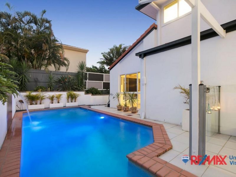 19 Pacific Close, Carindale QLD 4152