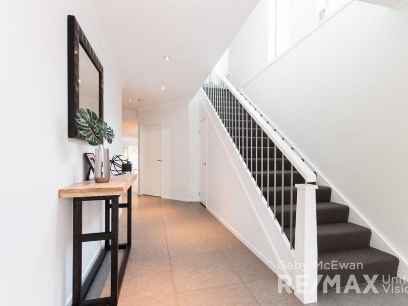 10 Megalong Street, Holland Park West QLD 4121