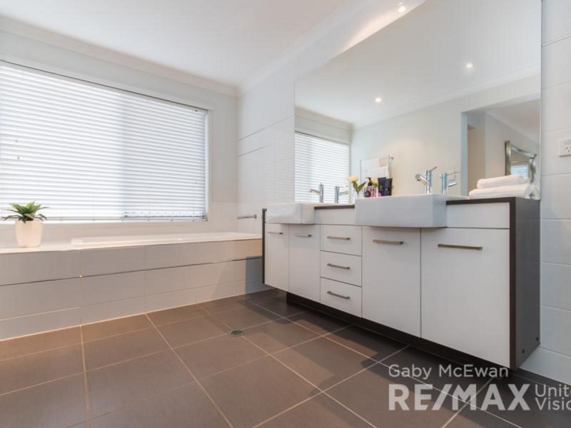 10 Megalong Street, Holland Park West QLD 4121