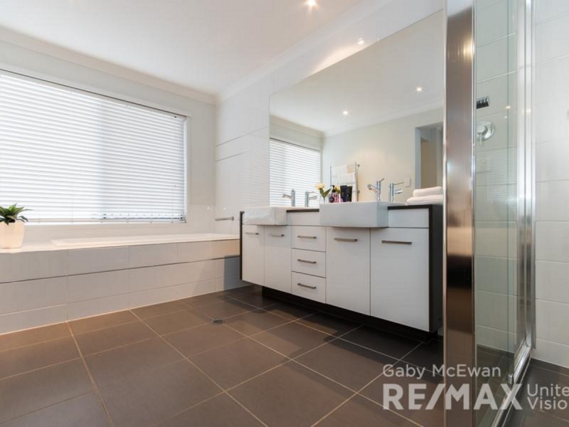 10 Megalong Street, Holland Park West QLD 4121