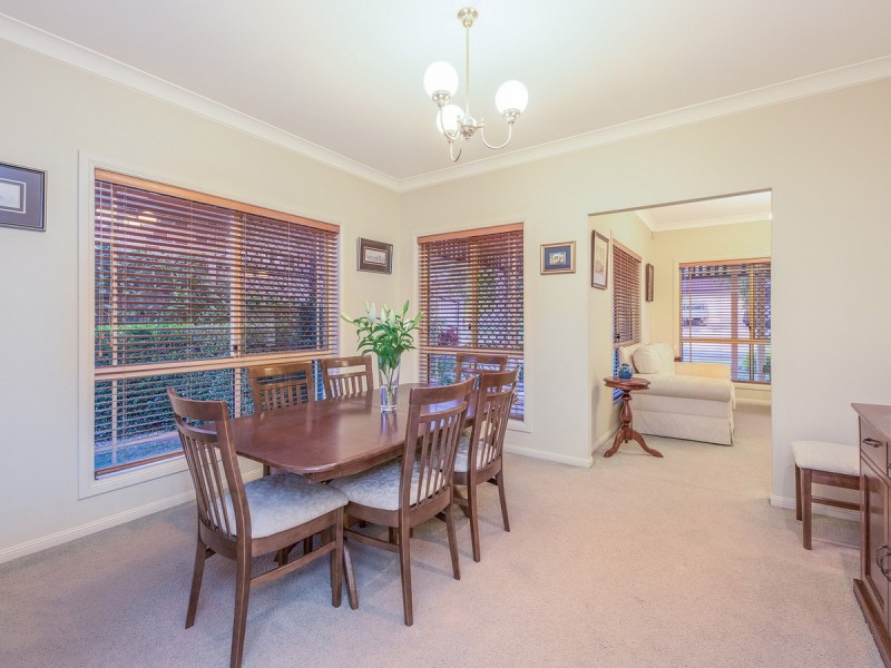 16 Coventry Place, Wishart QLD 4122