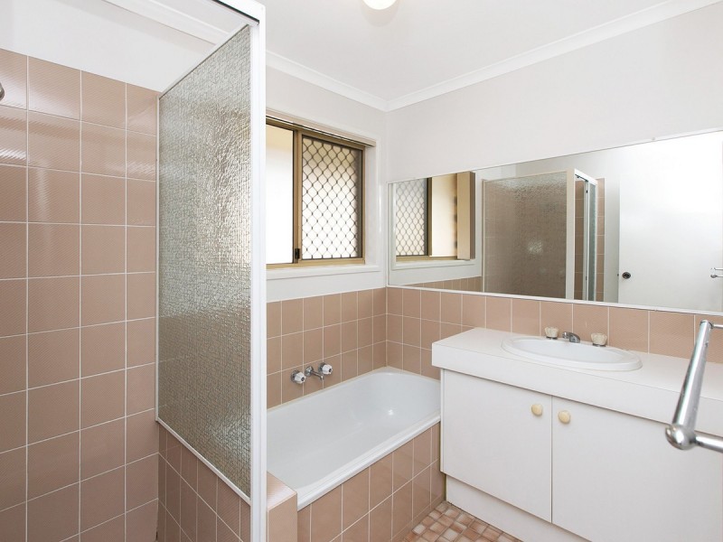 443 Broadwater Road, Mansfield QLD 4122