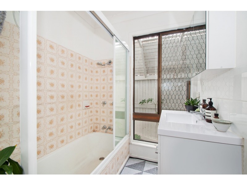 77 Renton Street, Camp Hill QLD 4152