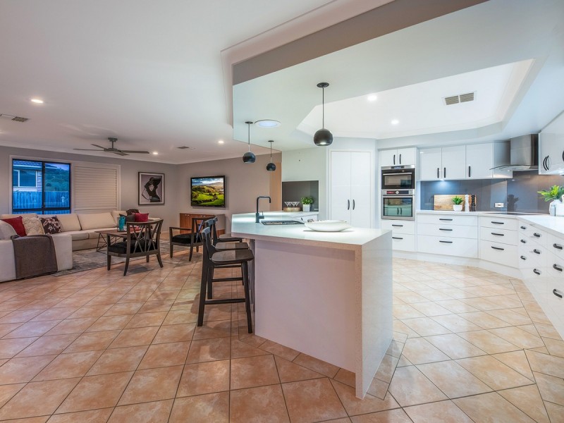 26 Clearmount Crescent, Carindale QLD 4152