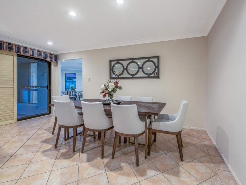 26 Clearmount Crescent, Carindale QLD 4152