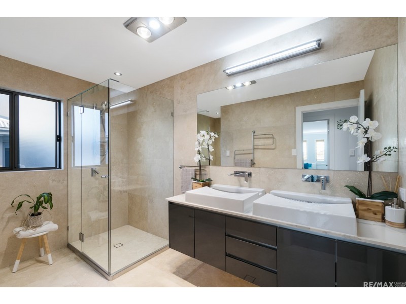 93 Amersham Crescent, Carindale QLD 4152