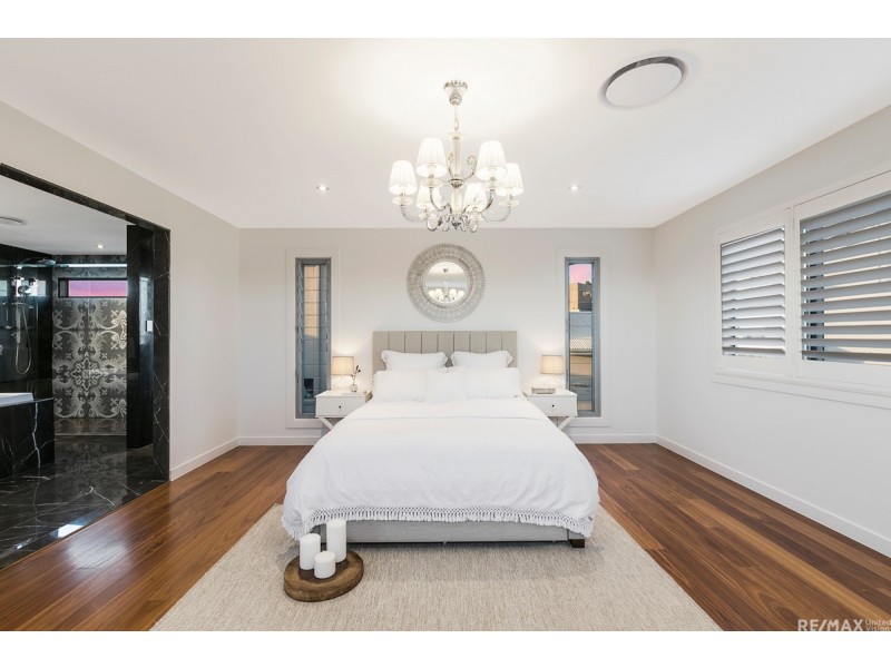 93 Amersham Crescent, Carindale QLD 4152