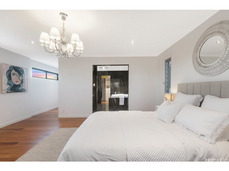 93 Amersham Crescent, Carindale QLD 4152