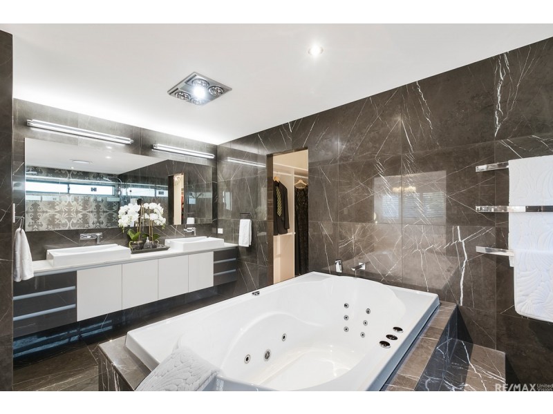 93 Amersham Crescent, Carindale QLD 4152