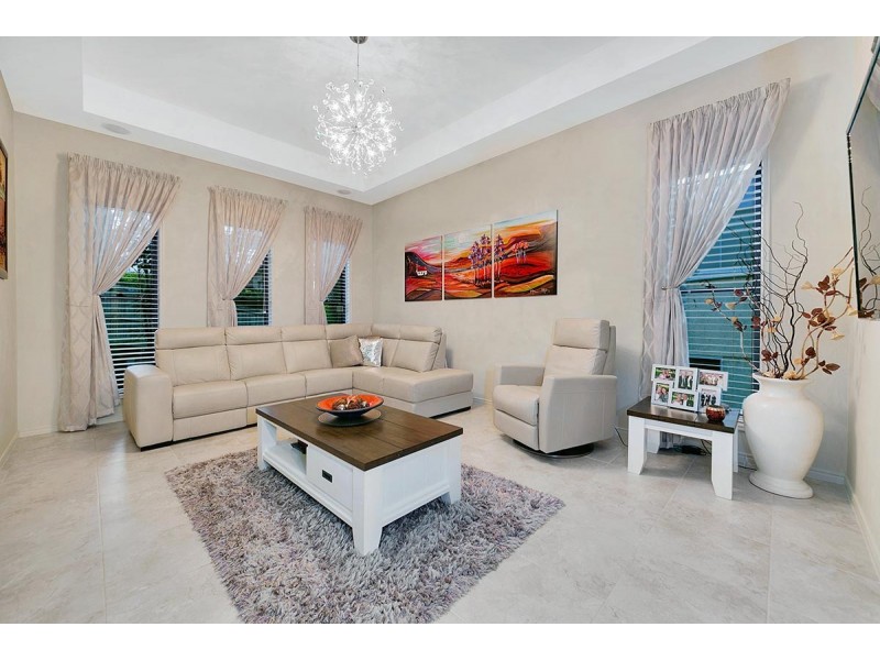 13 Oakmont Street, Carindale QLD 4152