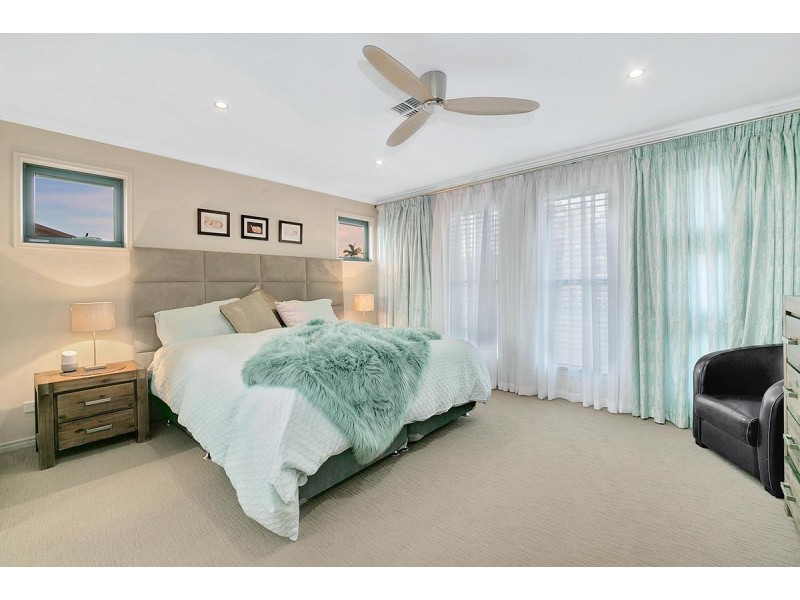 13 Oakmont Street, Carindale QLD 4152