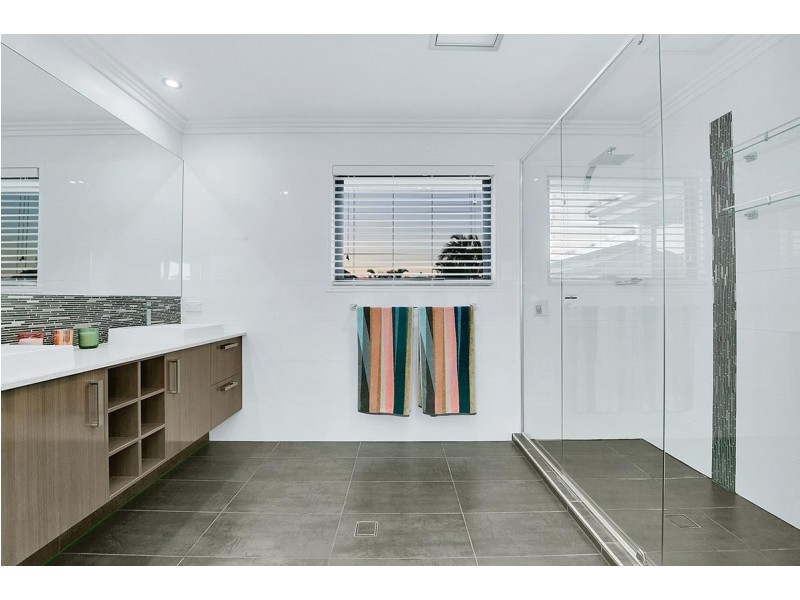 13 Oakmont Street, Carindale QLD 4152