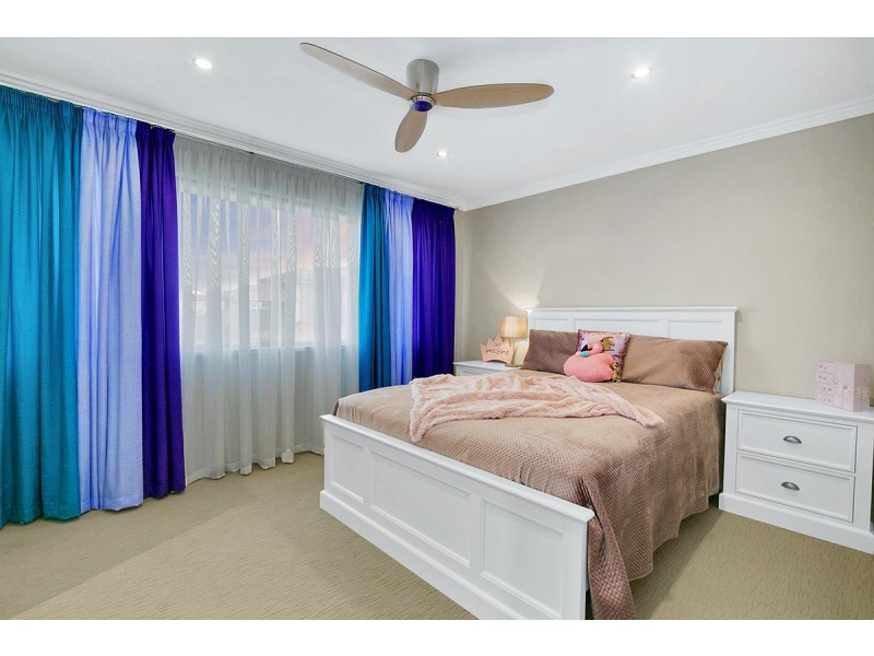 13 Oakmont Street, Carindale QLD 4152