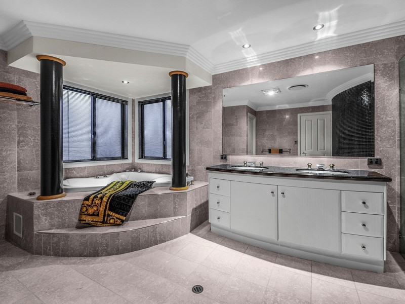 77 Delaney Circuit, Carindale QLD 4152