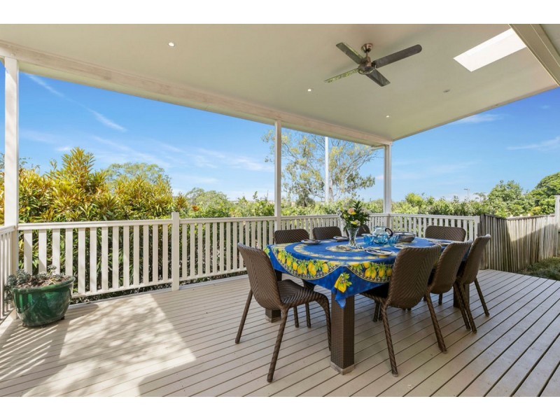 82 Flame Tree Crescent, Carindale QLD 4152