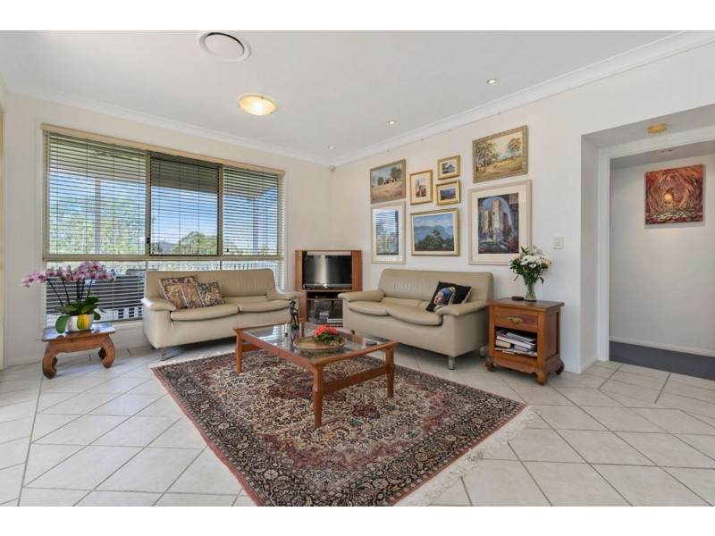 82 Flame Tree Crescent, Carindale QLD 4152