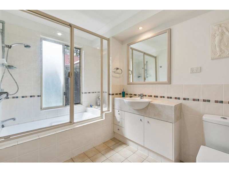 82 Flame Tree Crescent, Carindale QLD 4152