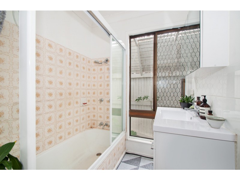 77 Renton Street, Camp Hill QLD 4152