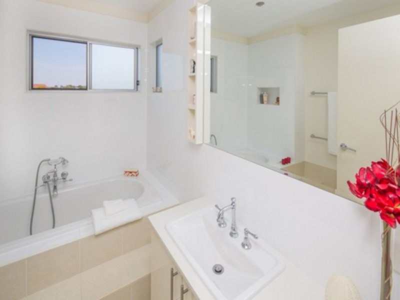 6B Hanworth Street, East Brisbane QLD 4169