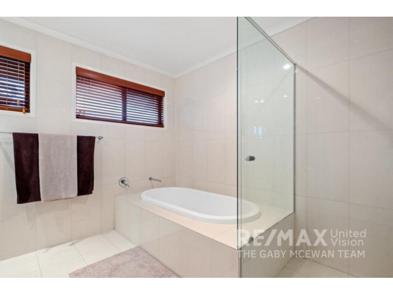 7 Urquhart Street, Carindale QLD 4152