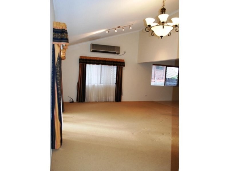 2 Raymore Crescent, Carindale QLD 4152