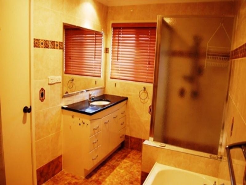 2 Raymore Crescent, Carindale QLD 4152