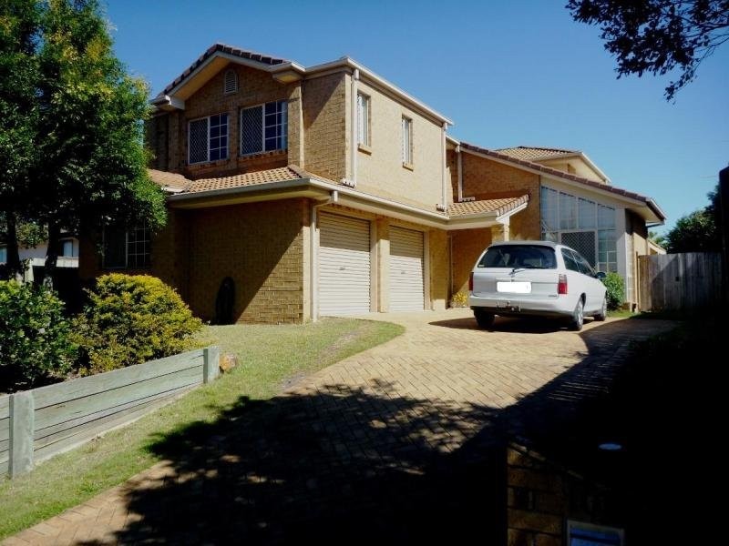 10 Clearmount Crescent, Carindale QLD 4152