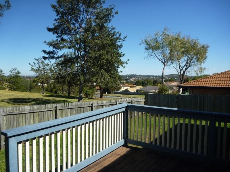 13 Crown Place, Carindale QLD 4152