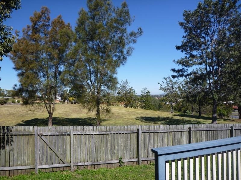 13 Crown Place, Carindale QLD 4152