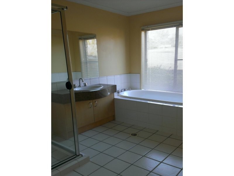 5 Clearmount Crescent, Carindale QLD 4152