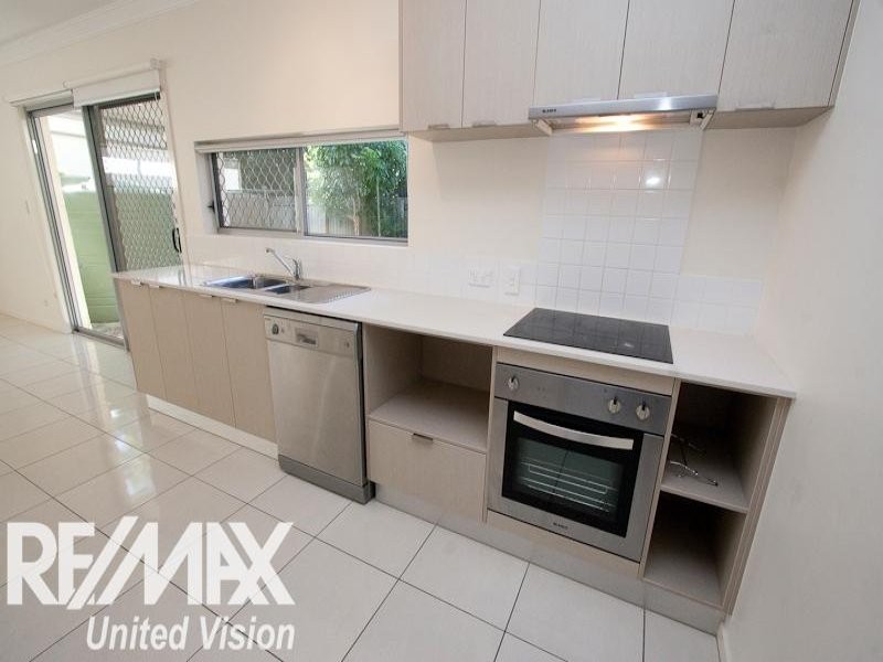 2/17 Hilltop Court, Carina QLD 4152