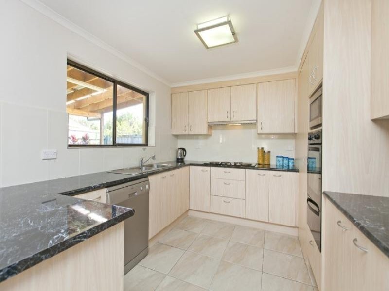 15 Eynsford Street, Carindale QLD 4152