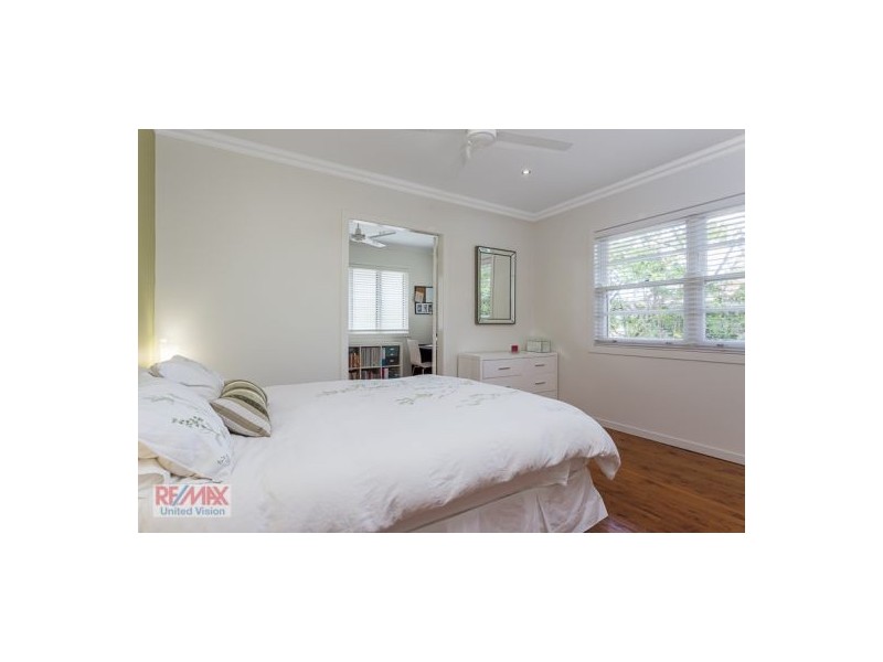 218 Beddoes St, Holland Park QLD 4121