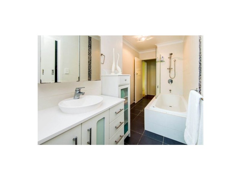 40 Crown Street, Holland Park West QLD 4121