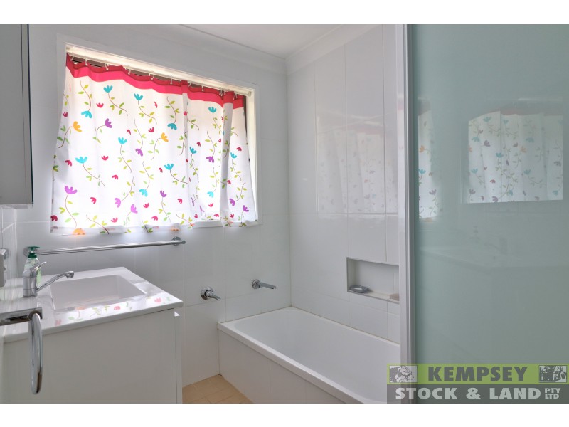 20 Mitchell Ave, West Kempsey NSW 2440