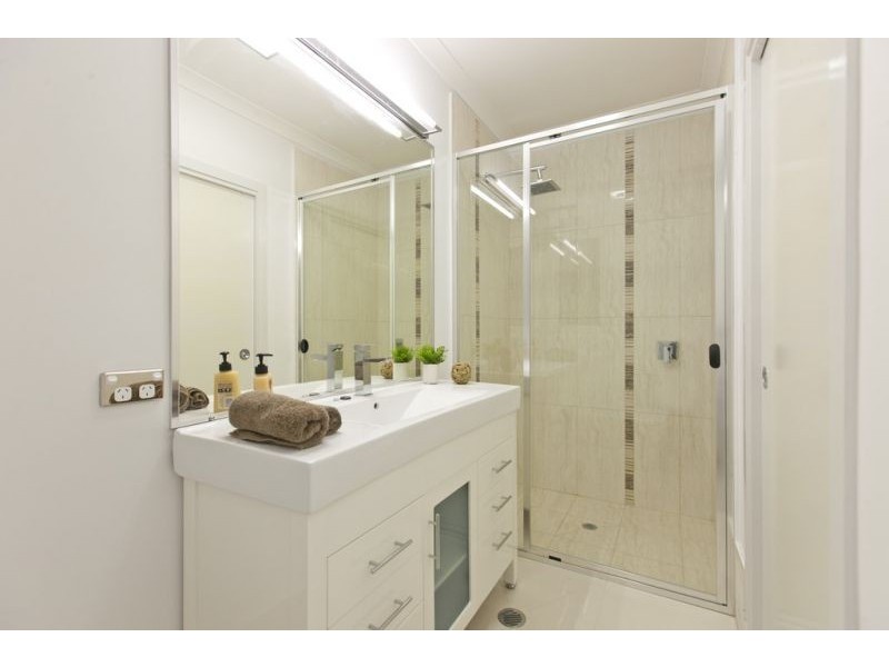 9 Adrian St, Manly West QLD 4179