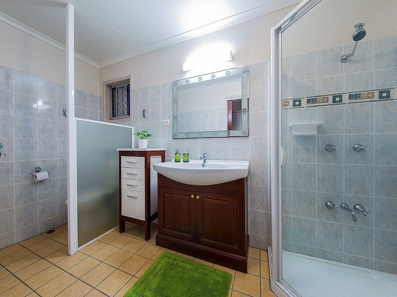 2 Edwin St, Wynnum West QLD 4178