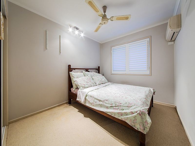 2 Edwin St, Wynnum West QLD 4178