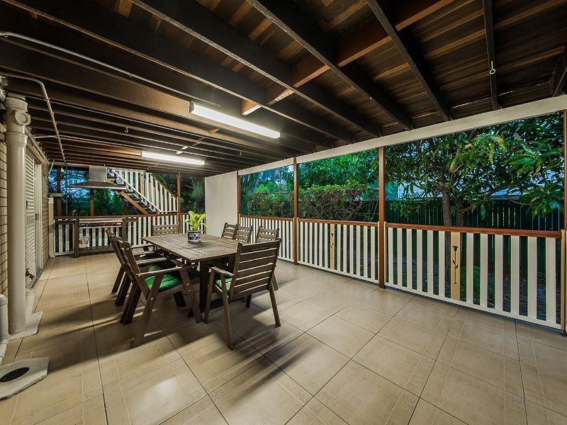 2 Edwin St, Wynnum West QLD 4178