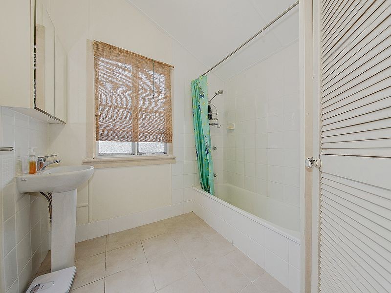 233 Whites Road, Lota QLD 4179