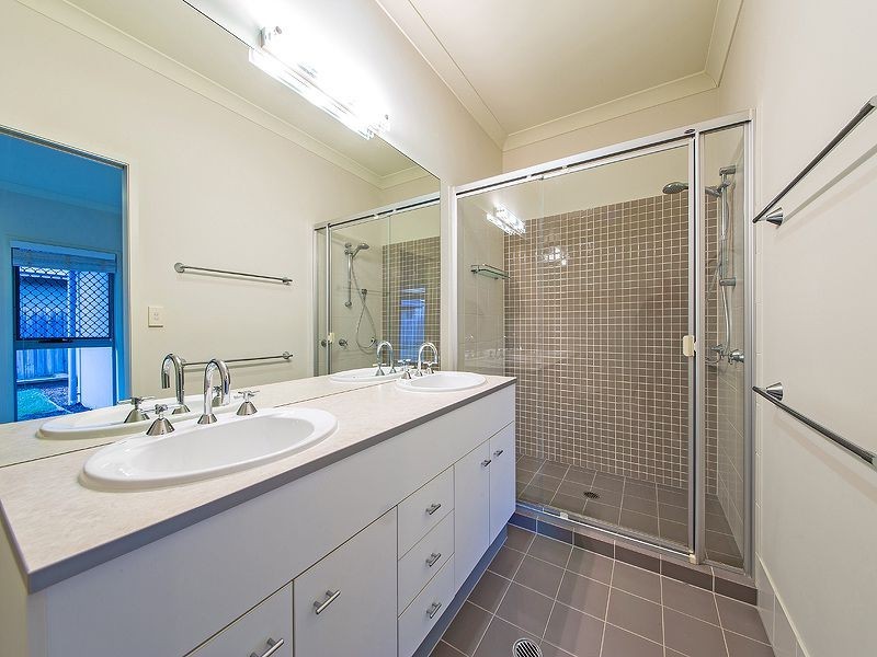 15 Watervale Pde, Wakerley QLD 4154
