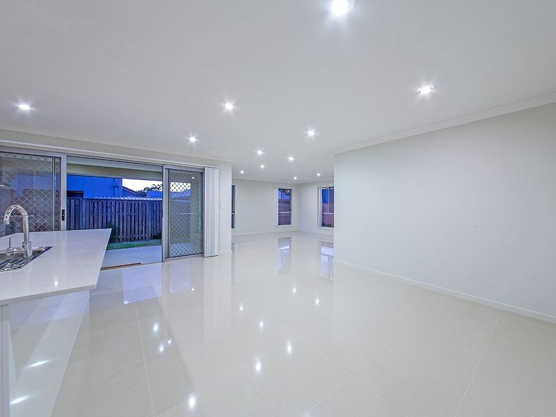 10 Foxwood Cct, Wakerley QLD 4154