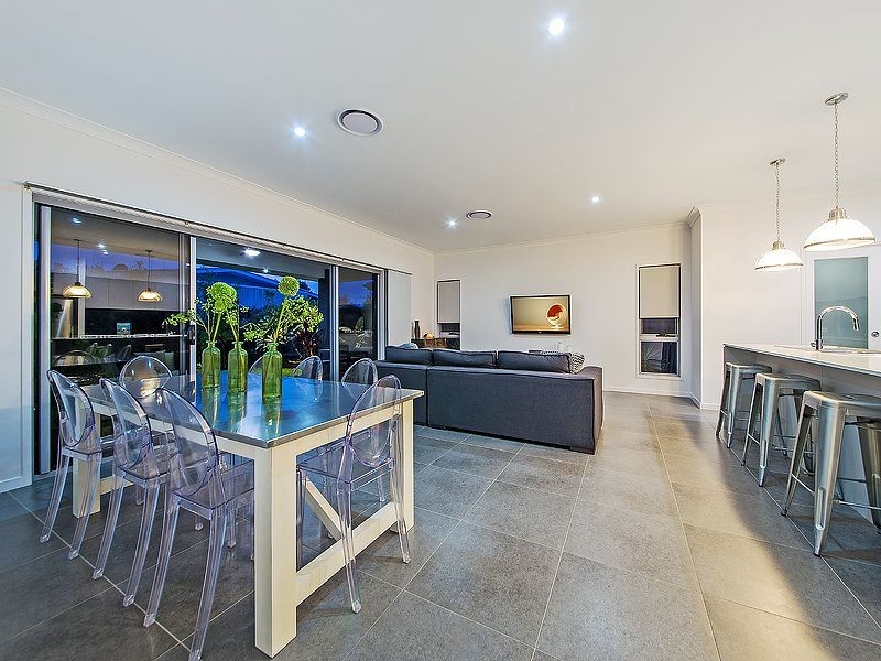 69 Foxwood Cct, Wakerley QLD 4154