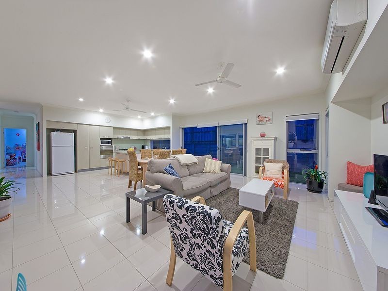 17 Esk Cr, Wakerley QLD 4154